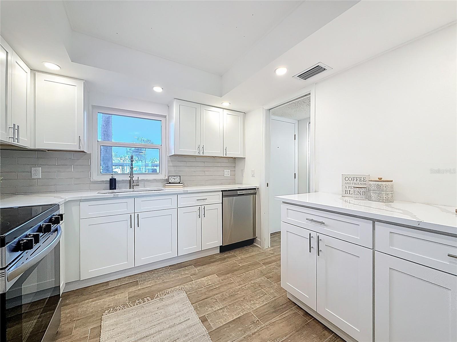 4550 COVE CIR #106 — photo 7