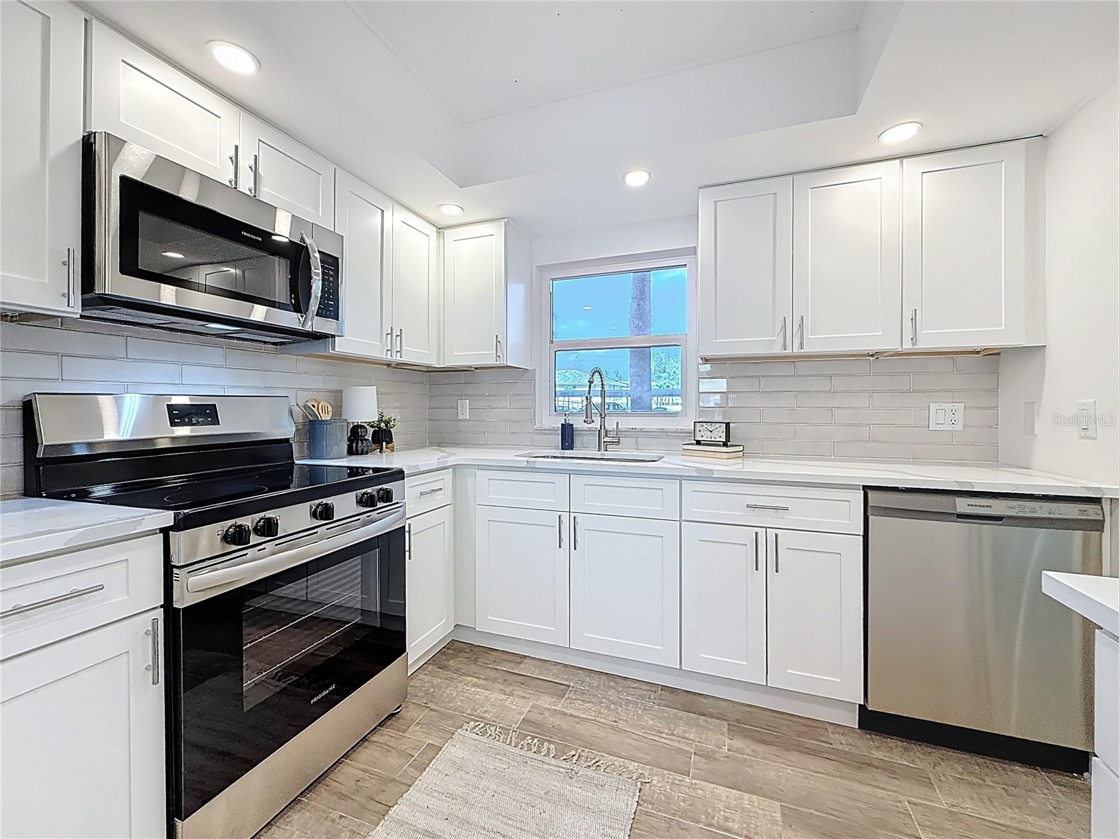 4550 COVE CIR #106 — photo 8