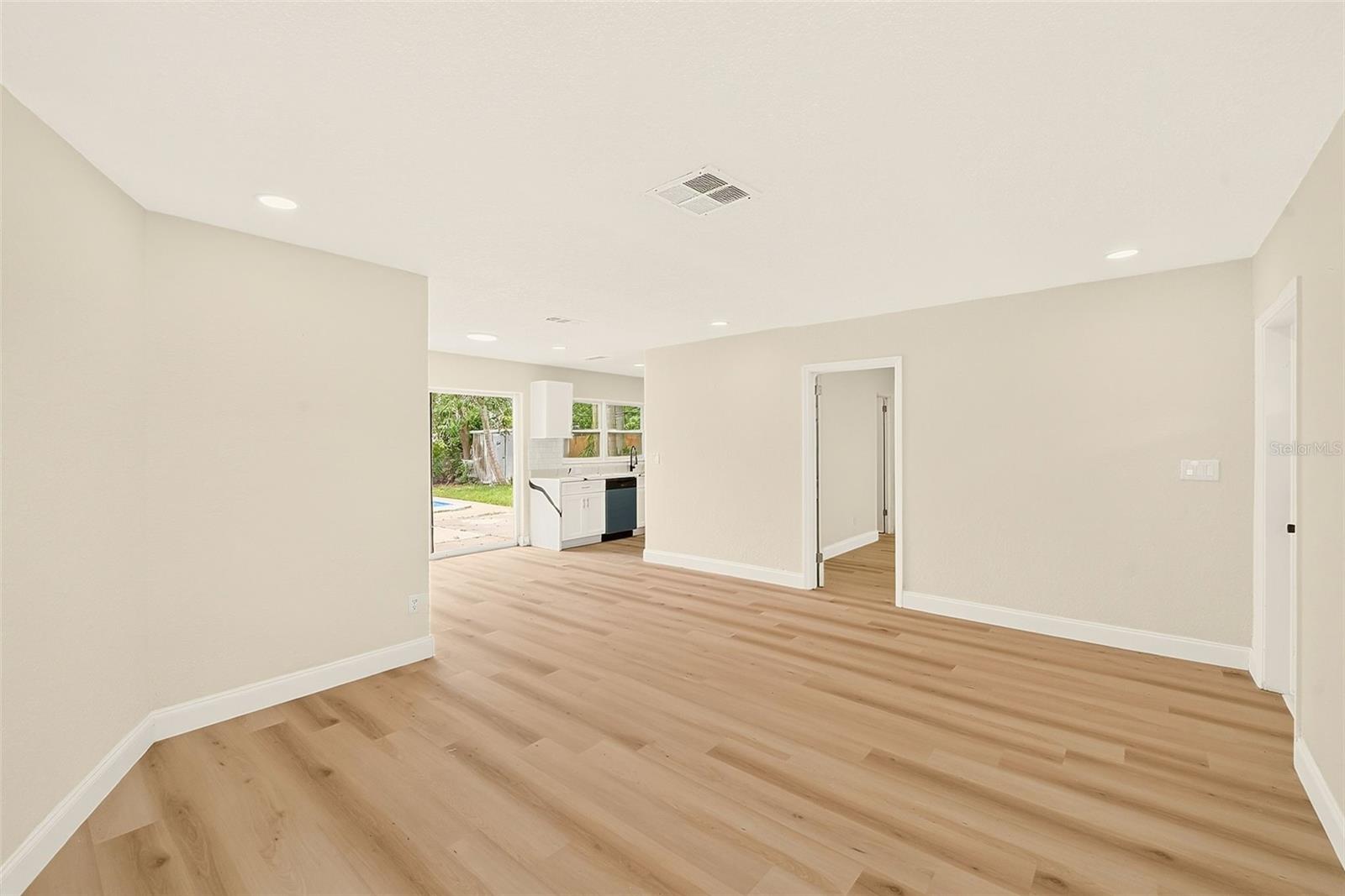 214 45TH AVE NE — photo 10
