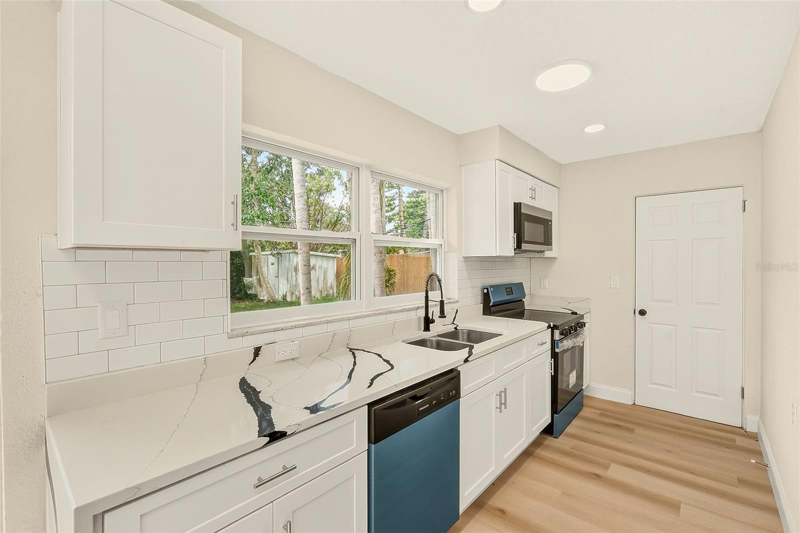 214 45TH AVE NE — photo 3