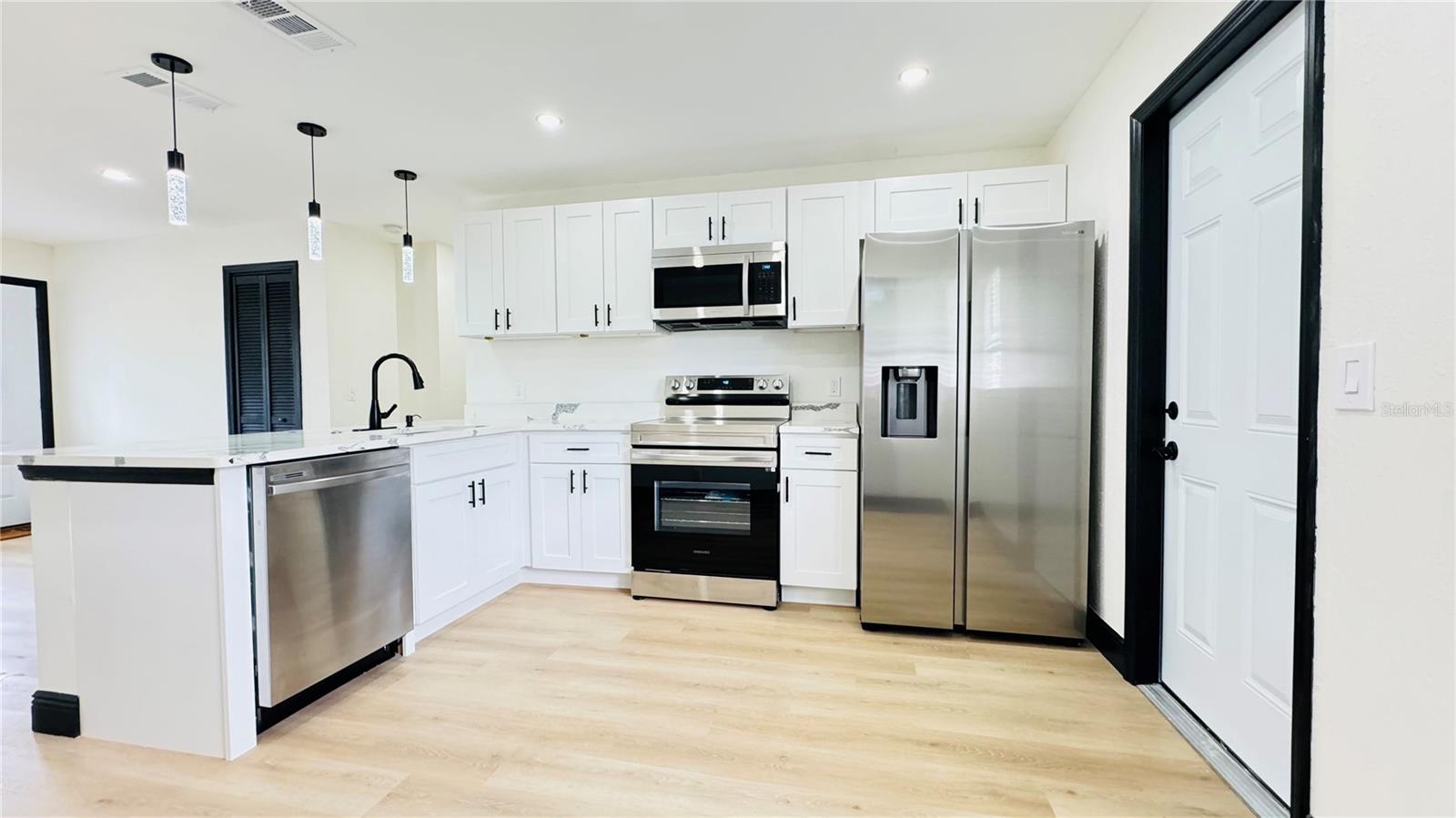 7017 SANDHURST DR — photo 6