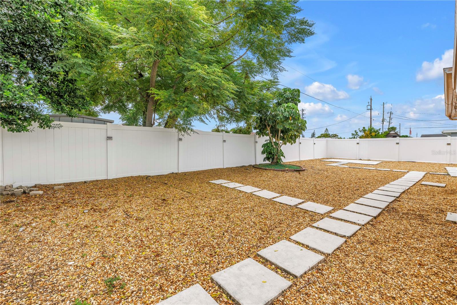 1516 DERRICK ST — photo 35