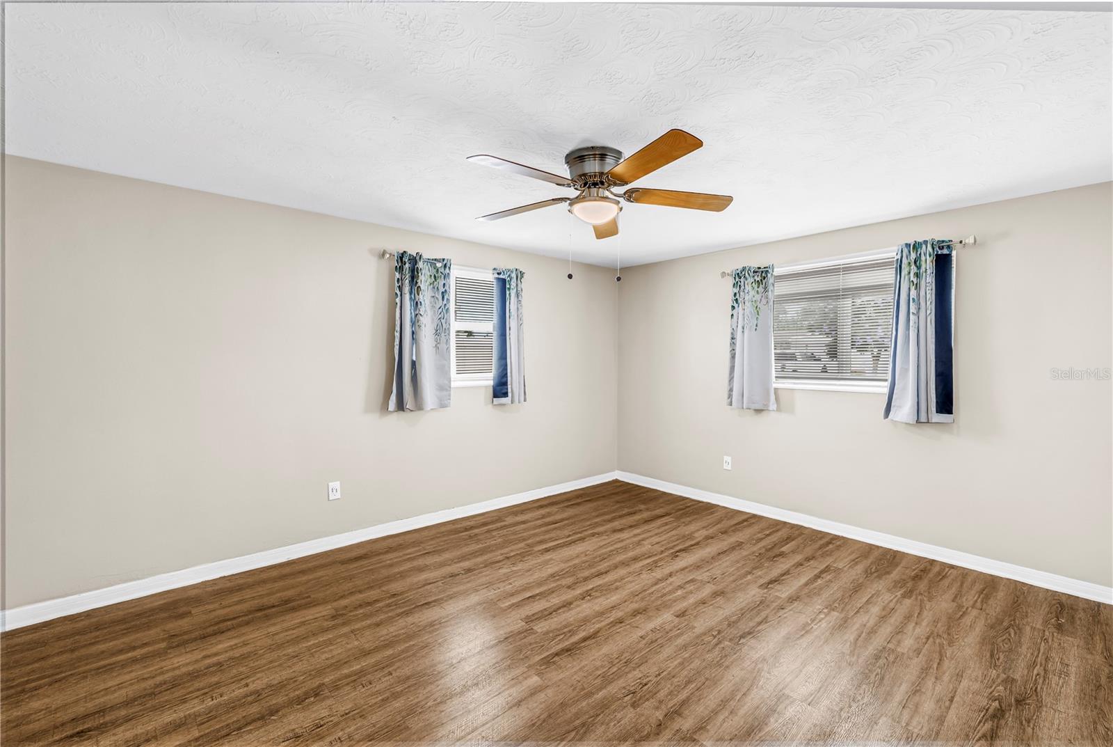 1516 DERRICK ST — photo 24