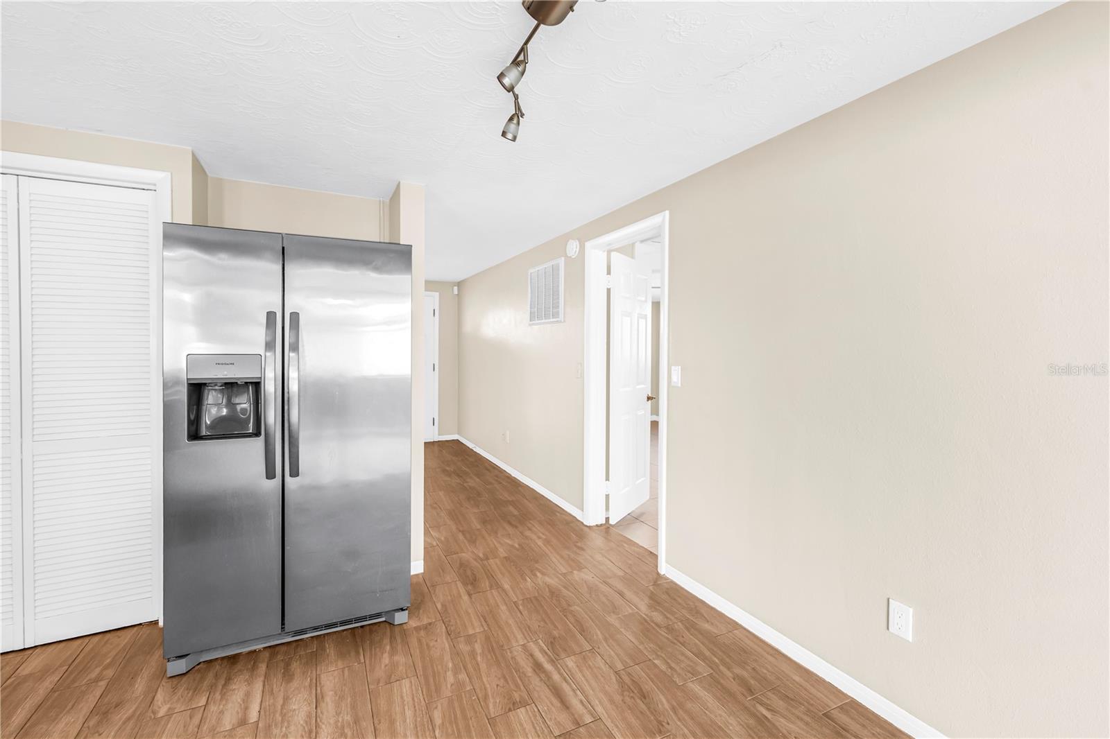 1516 DERRICK ST — photo 15