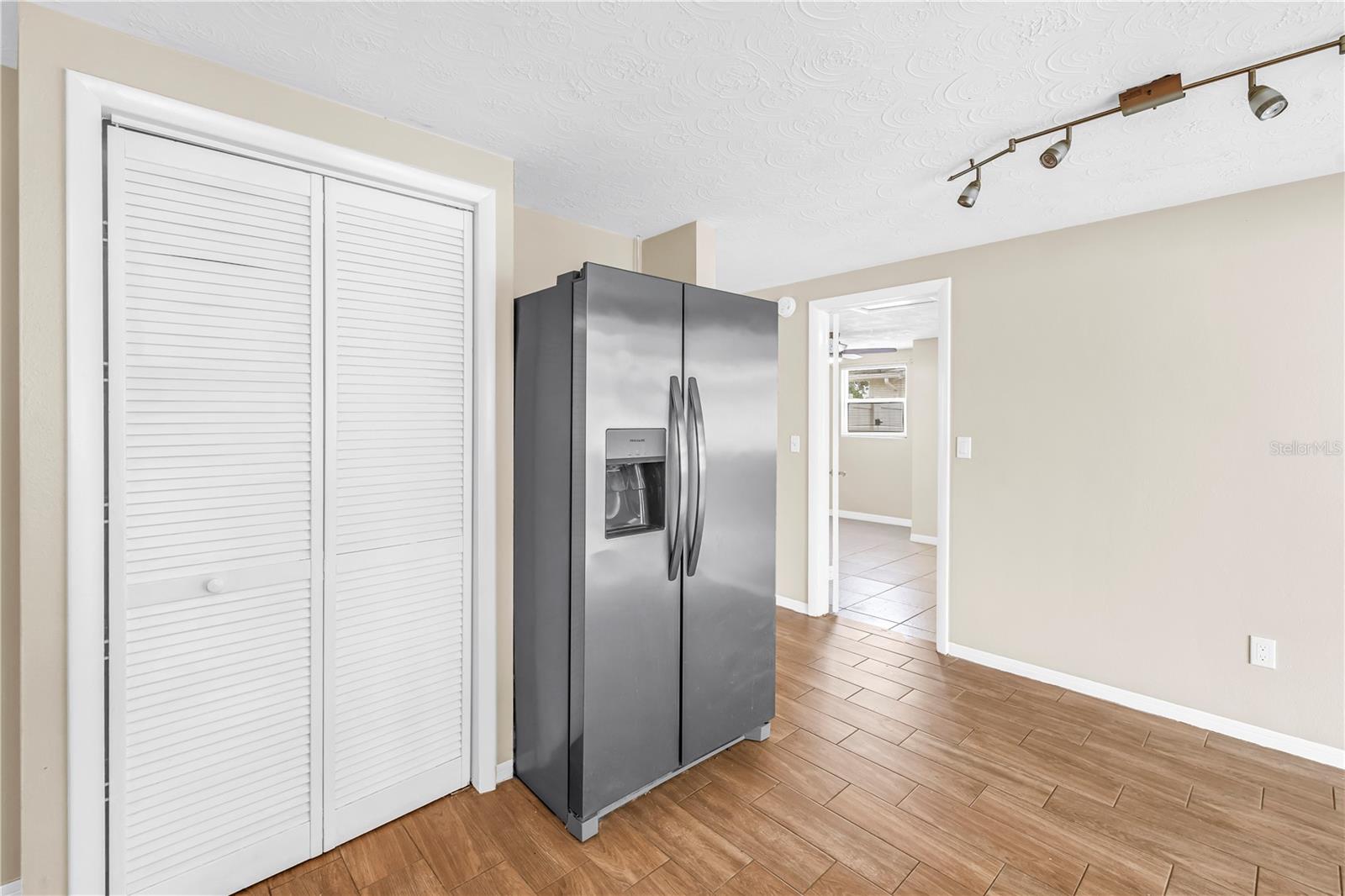 1516 DERRICK ST — photo 16