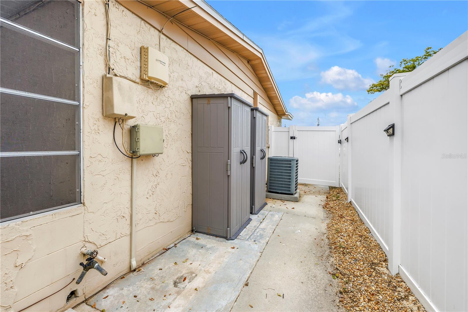 1516 DERRICK ST — photo 38