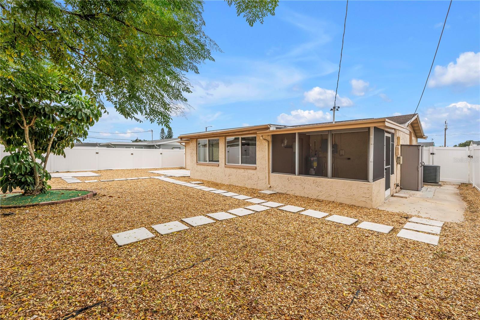 1516 DERRICK ST — photo 36