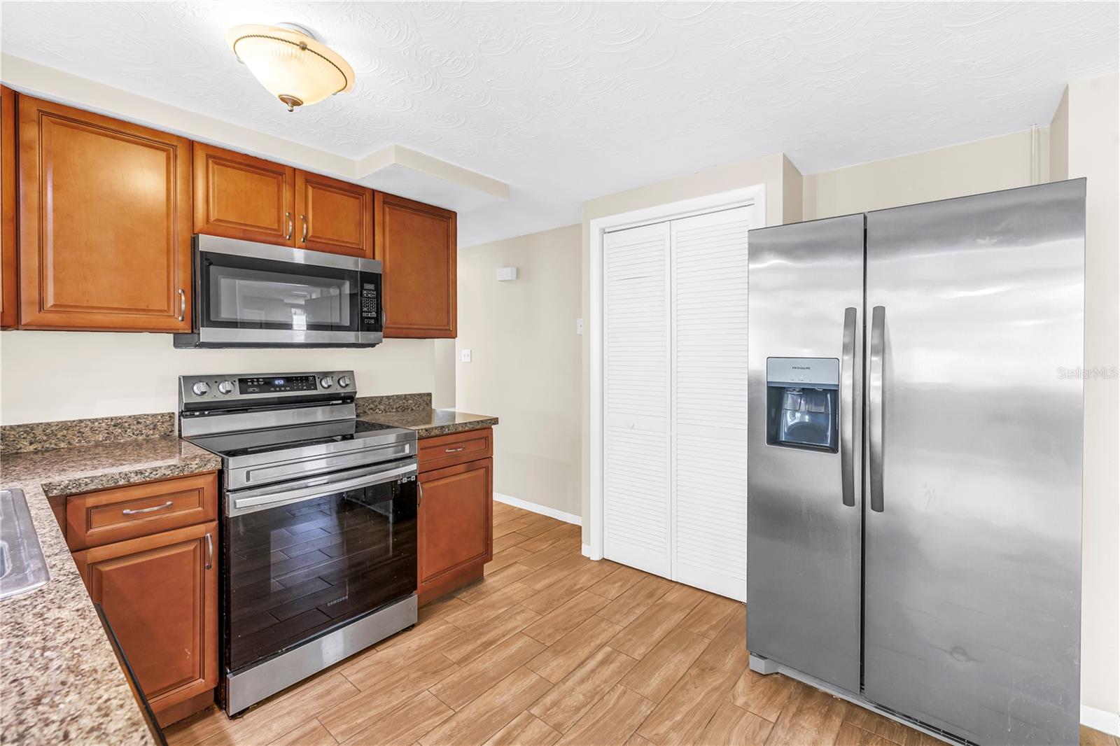 1516 DERRICK ST — photo 13