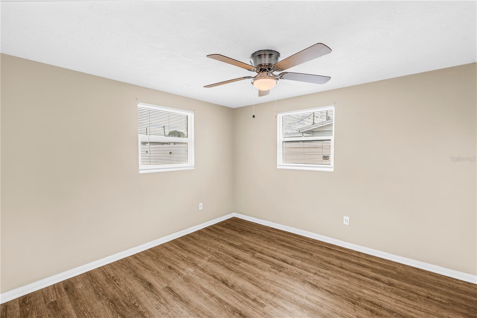 1516 DERRICK ST — photo 28