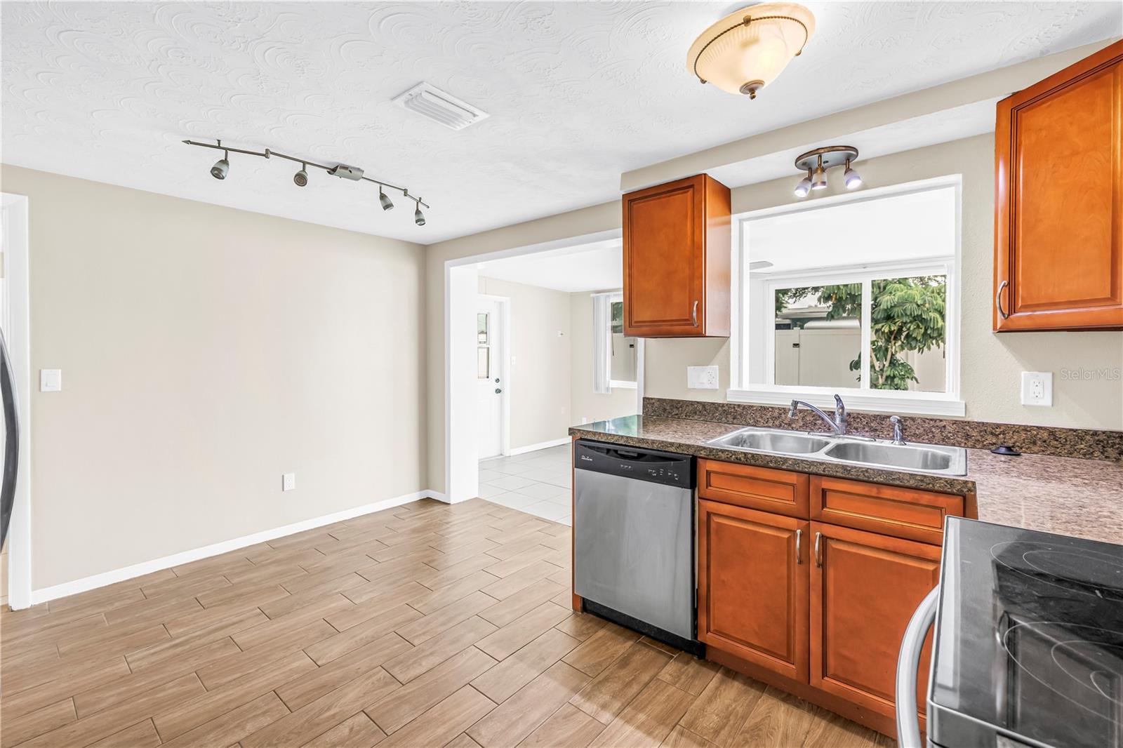 1516 DERRICK ST — photo 14