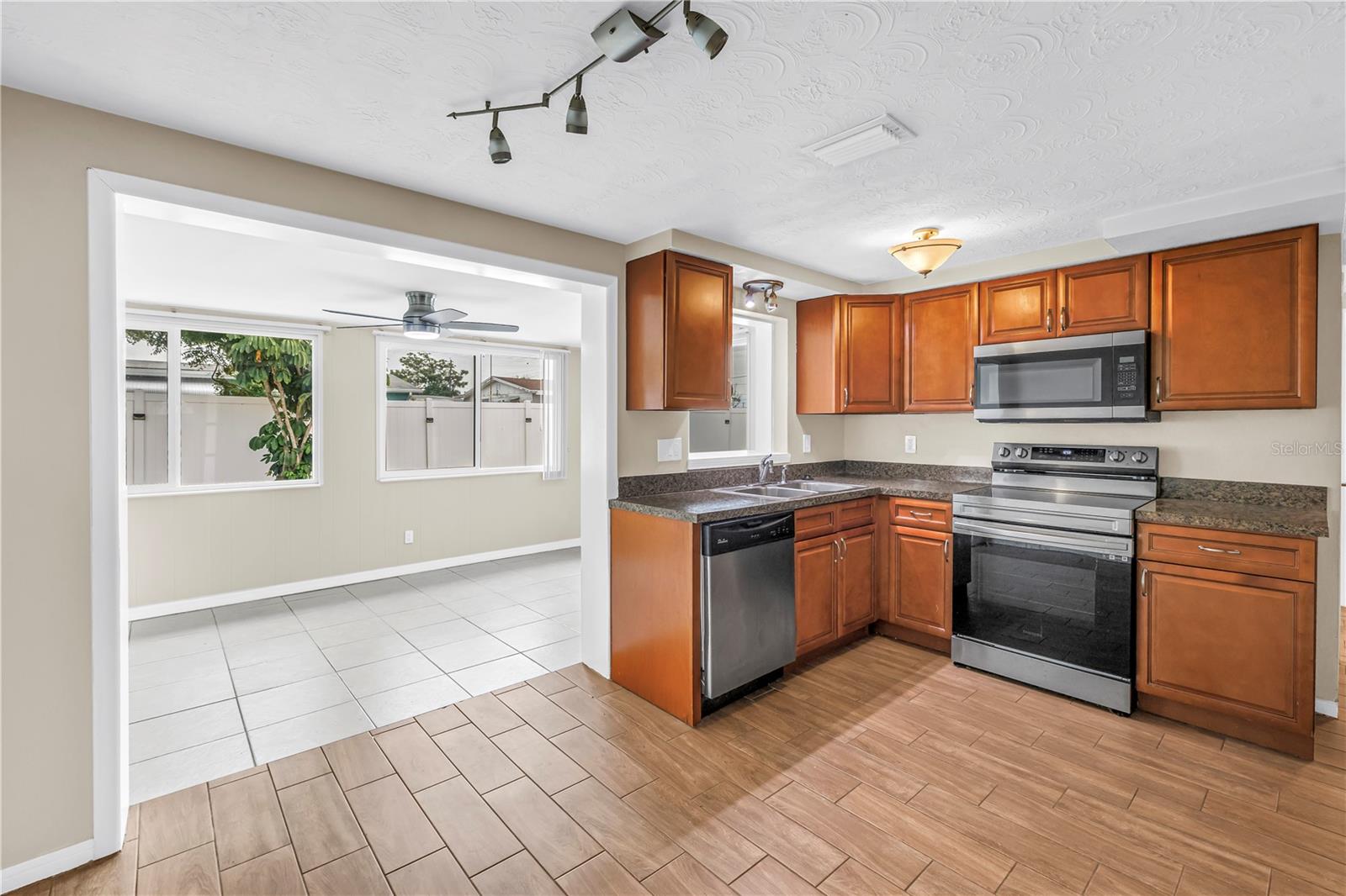 1516 DERRICK ST — photo 12