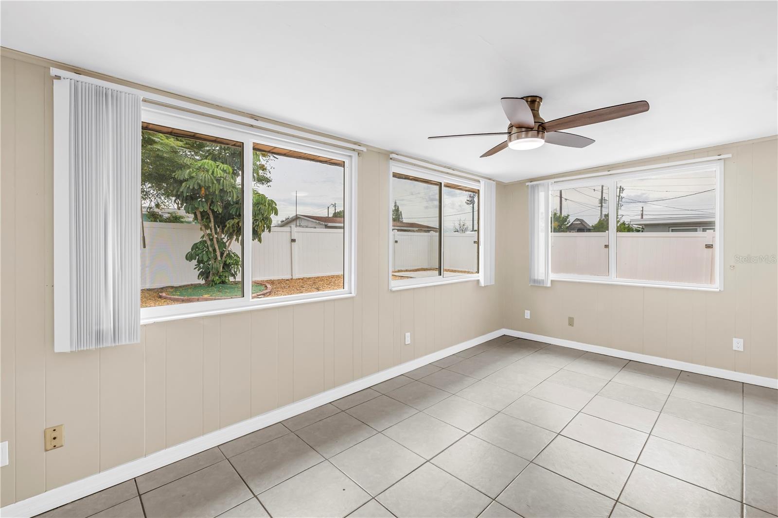 1516 DERRICK ST — photo 29