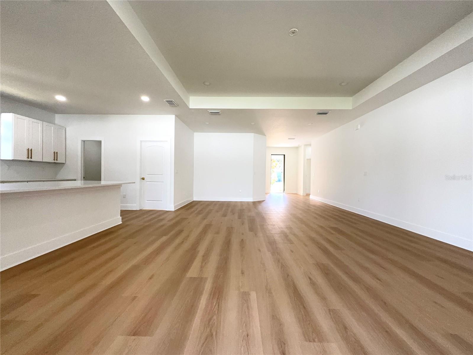 707 W COUNTRY CLUB DR — photo 3