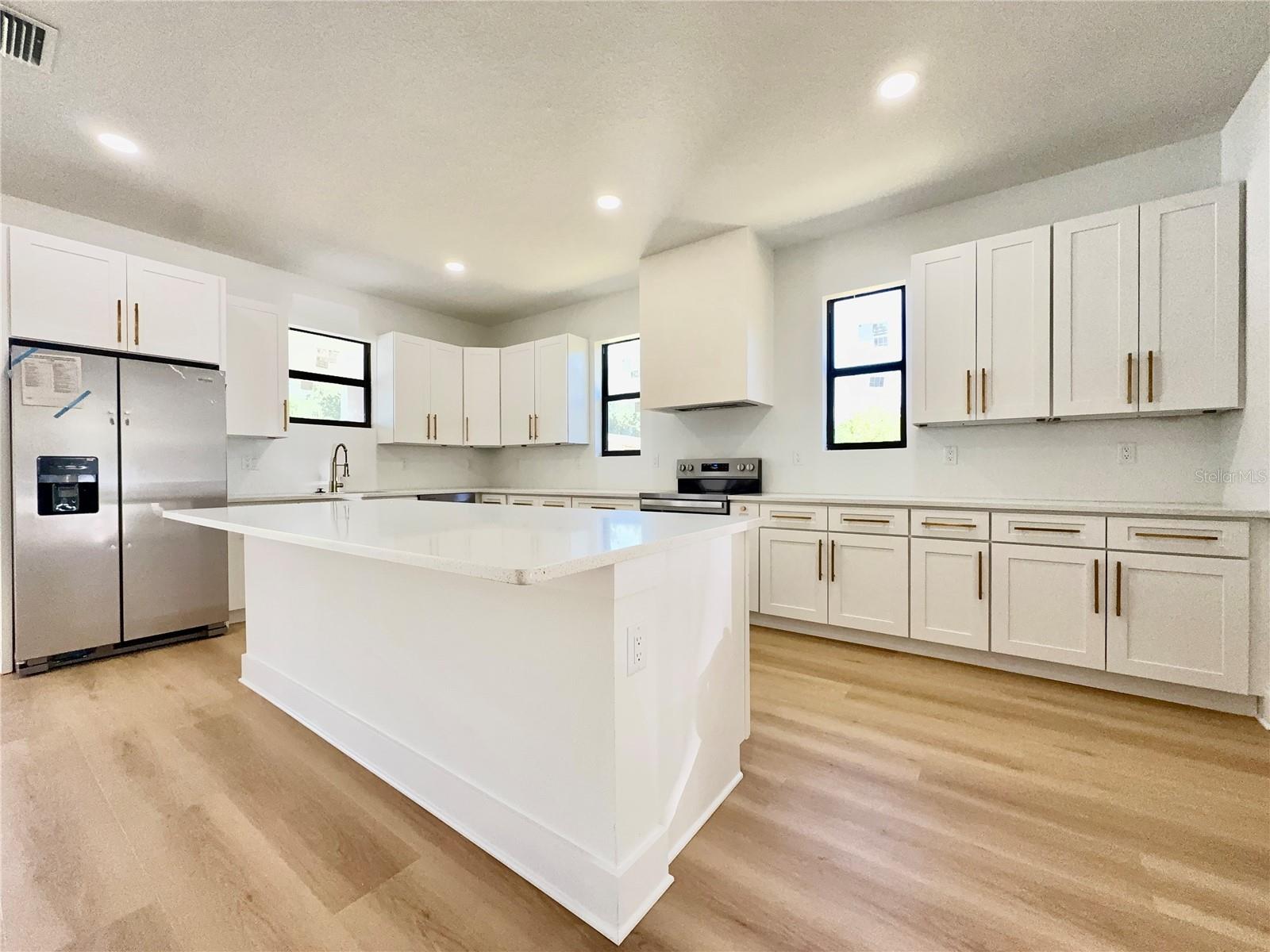 707 W COUNTRY CLUB DR — photo 10