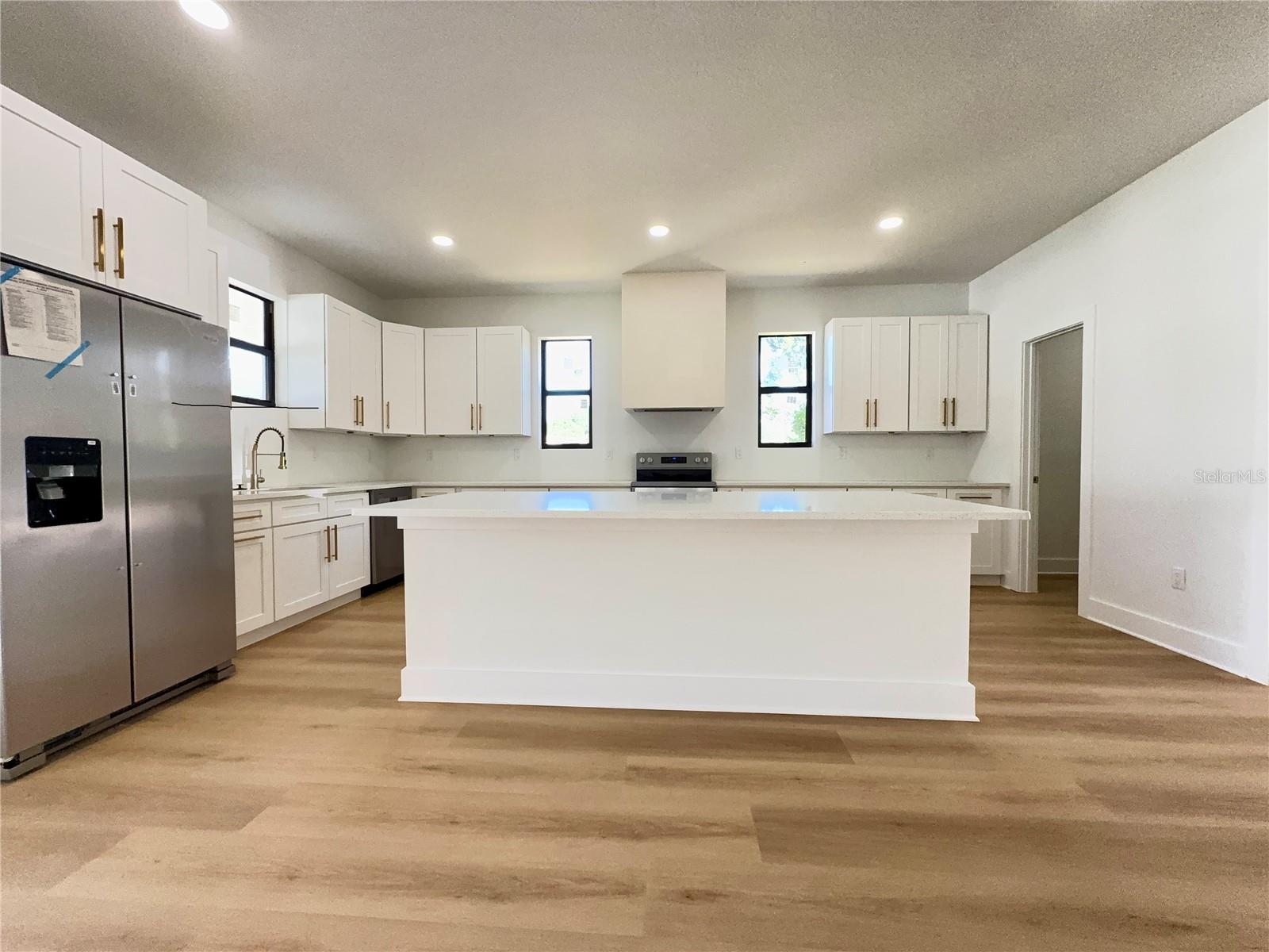 707 W COUNTRY CLUB DR — photo 8