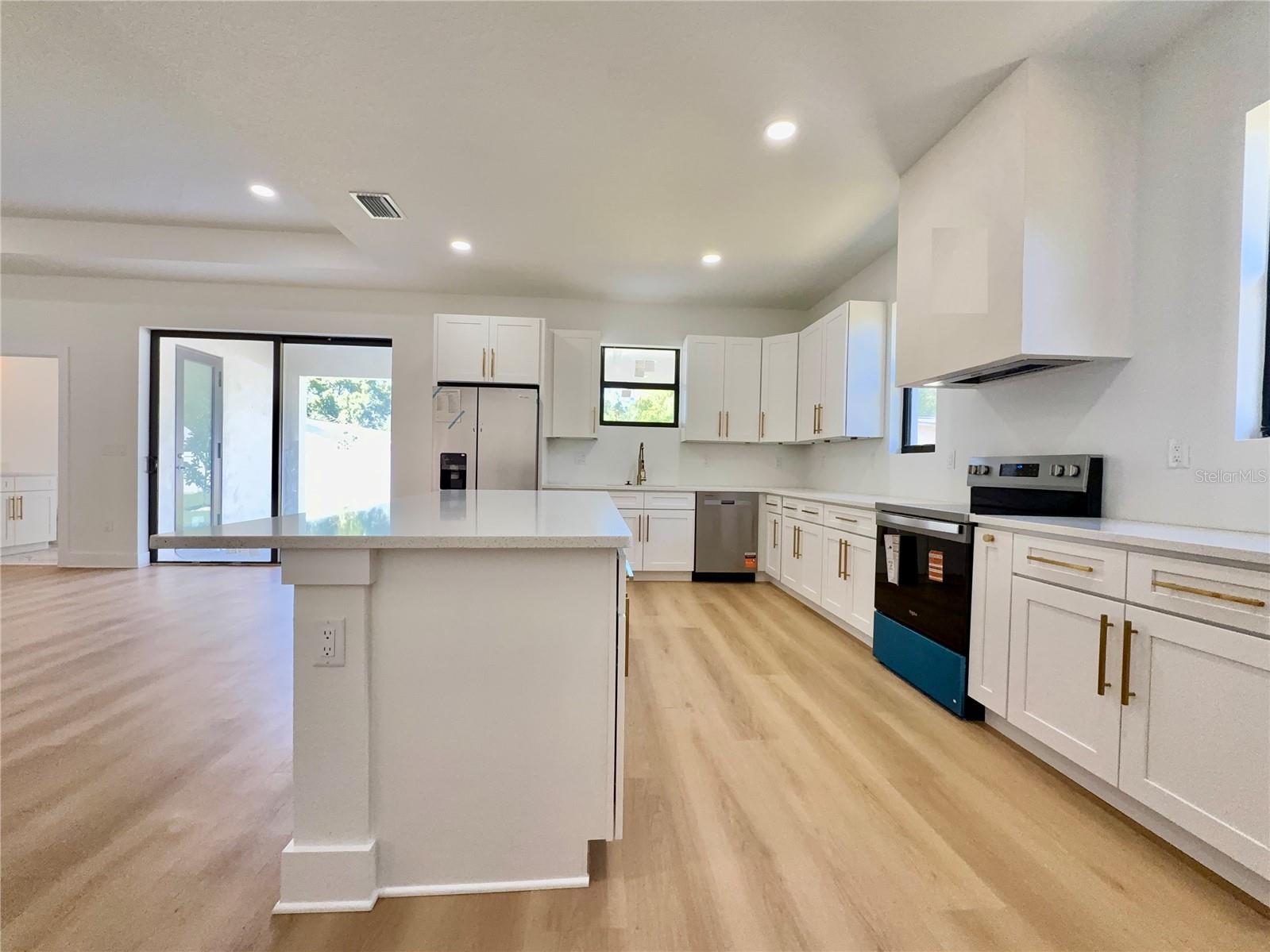 707 W COUNTRY CLUB DR — photo 11