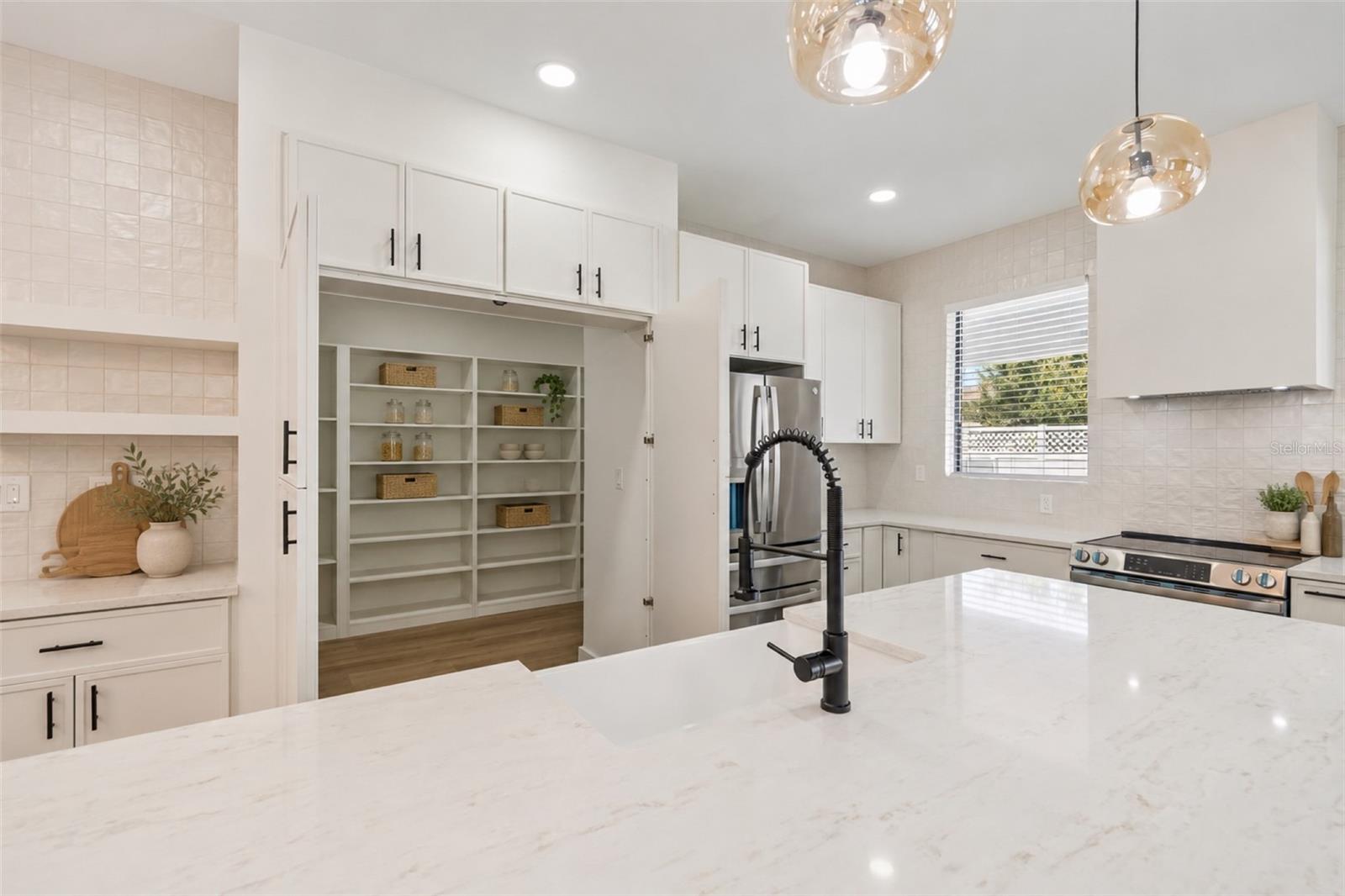 6401 S RICHARD AVE — photo 15