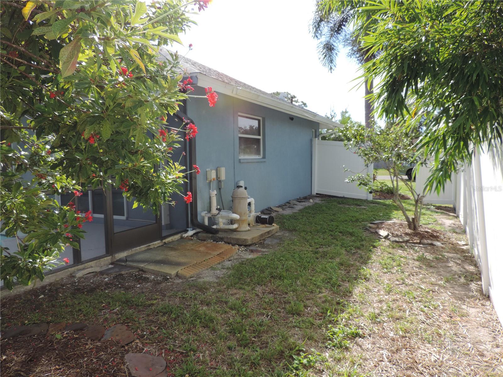 1148 ROYAL RD — photo 7