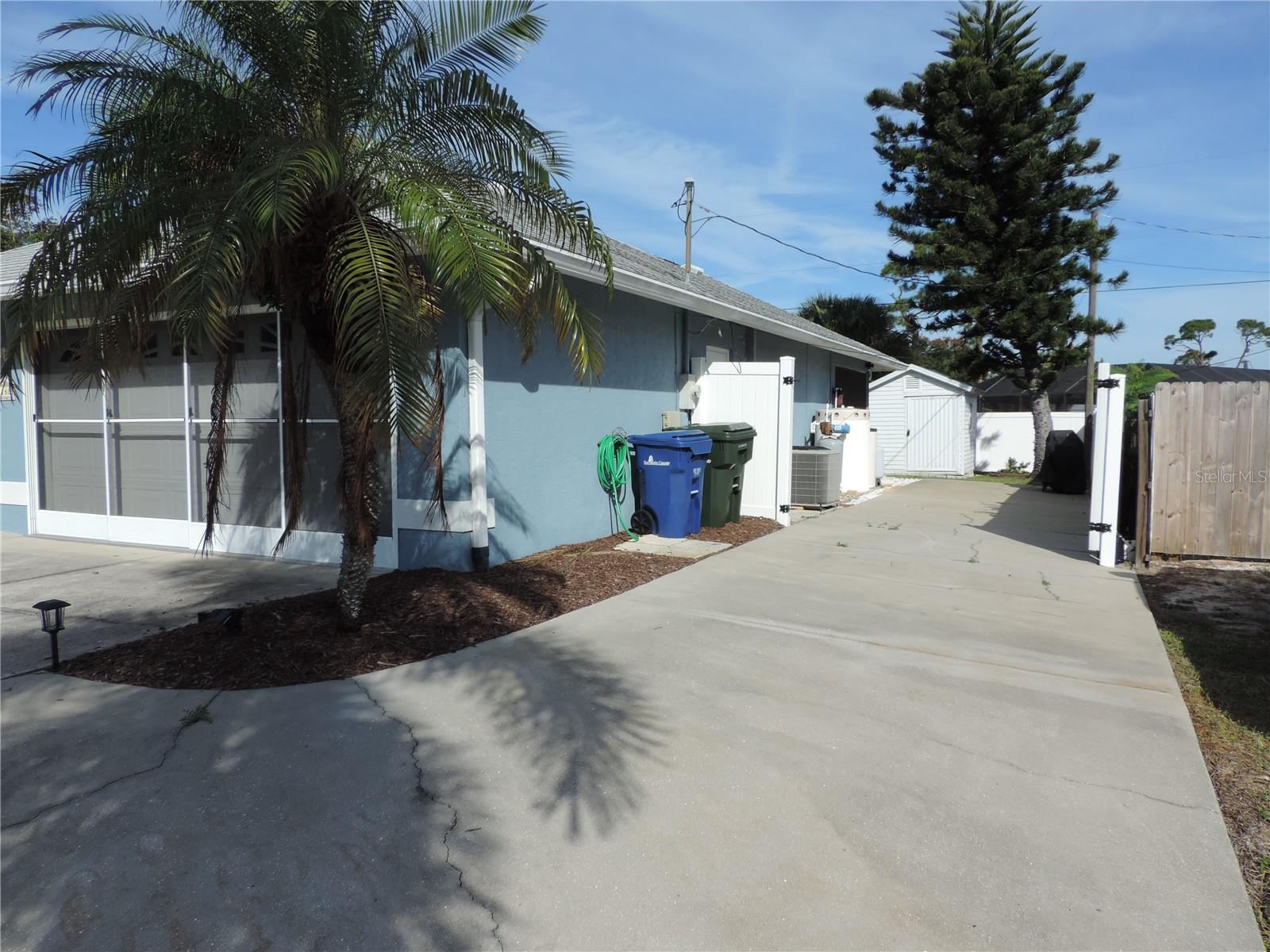 1148 ROYAL RD — photo 3