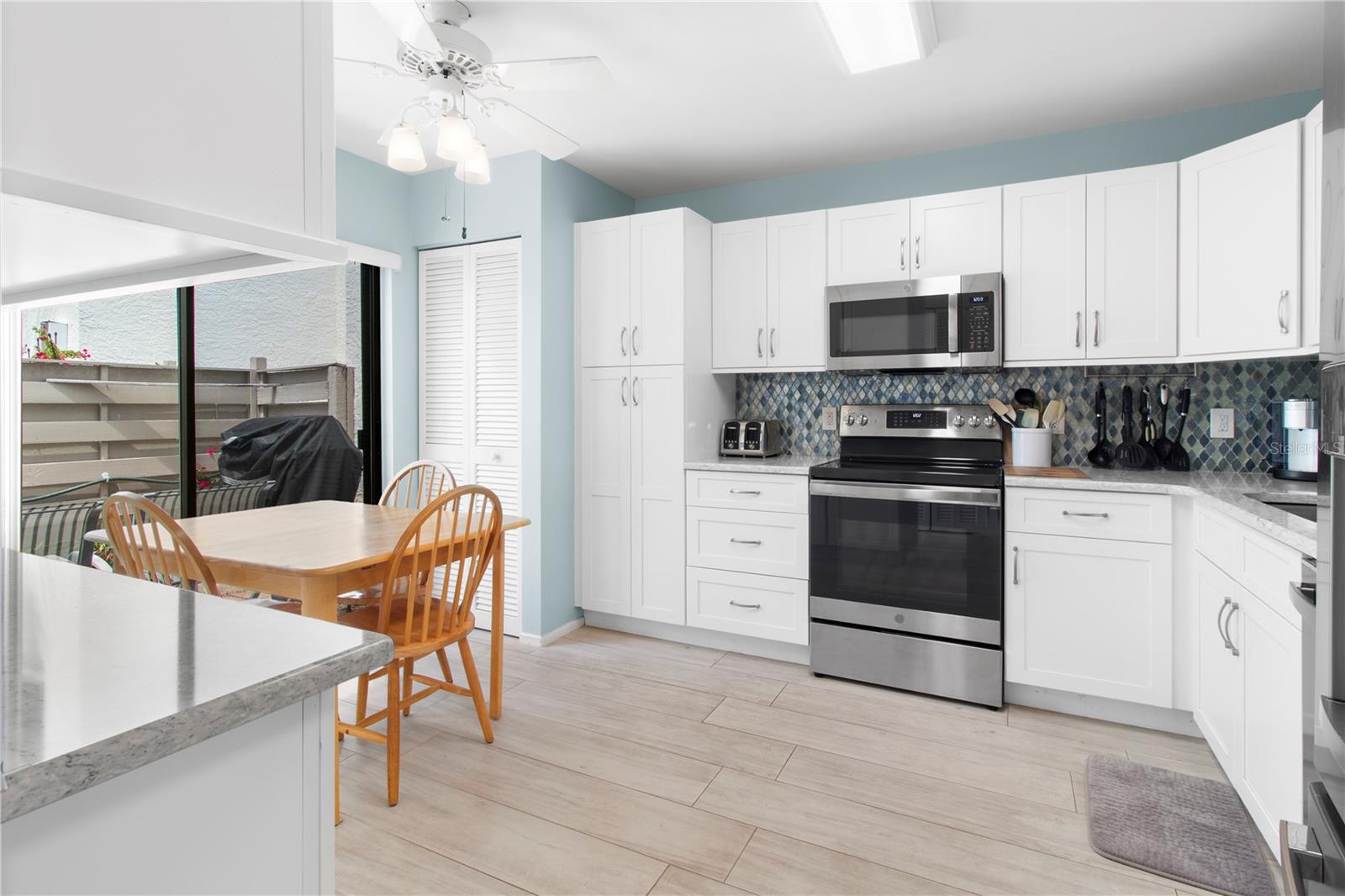 220 LAKEWOOD DR #220 — photo 11