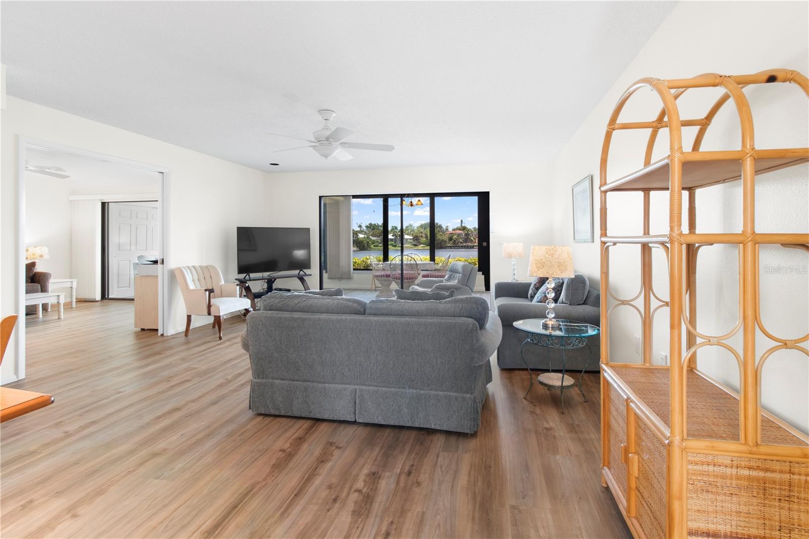 220 LAKEWOOD DR #220 — photo 8