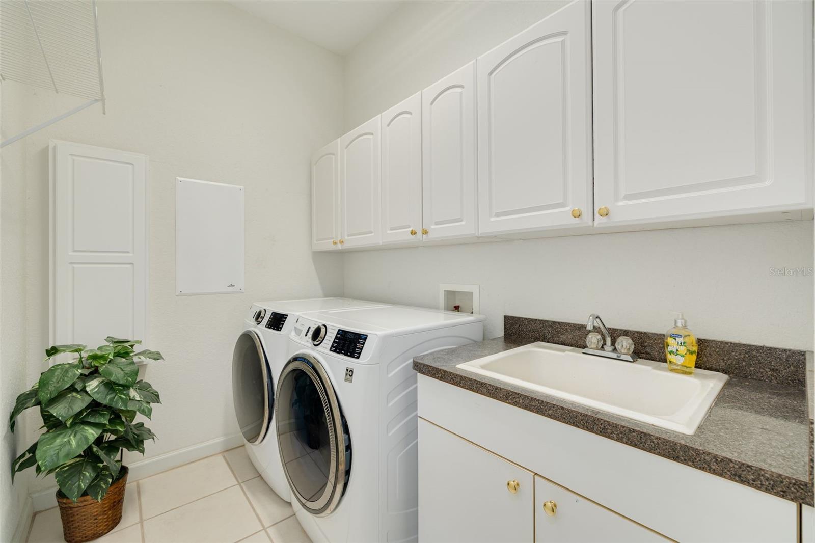 1555 SUNRAY DR — photo 16