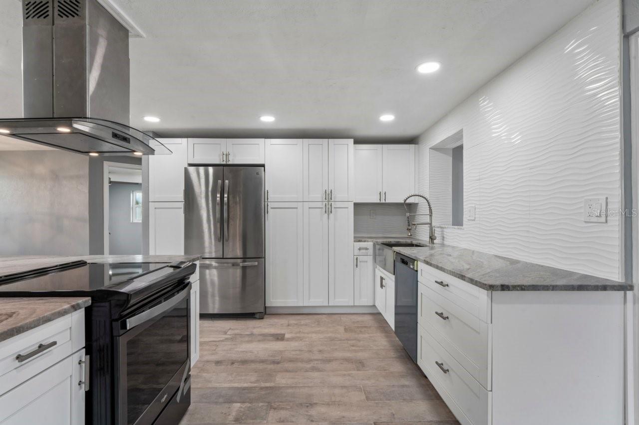 13701 LESLIE DR — photo 13