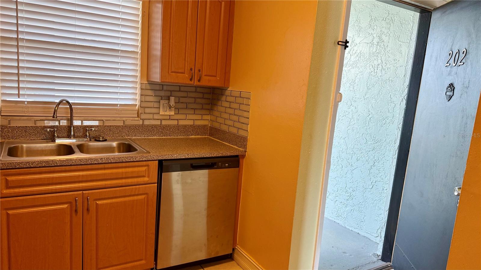 2830 SOMERSET PARK DR #202 — photo 2