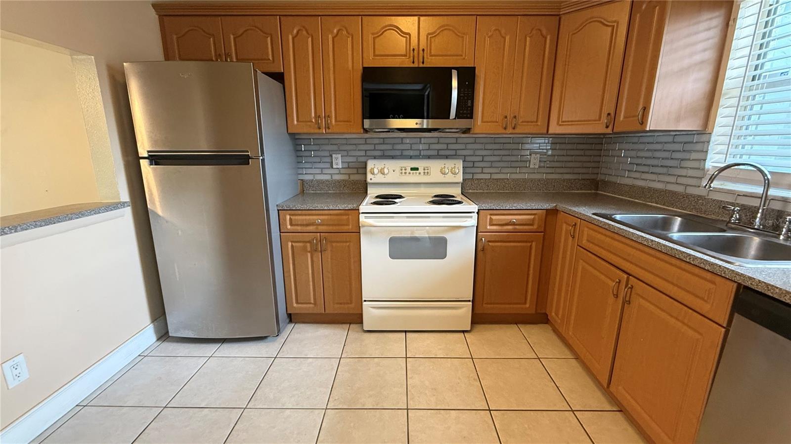 2830 SOMERSET PARK DR #202 — photo 3