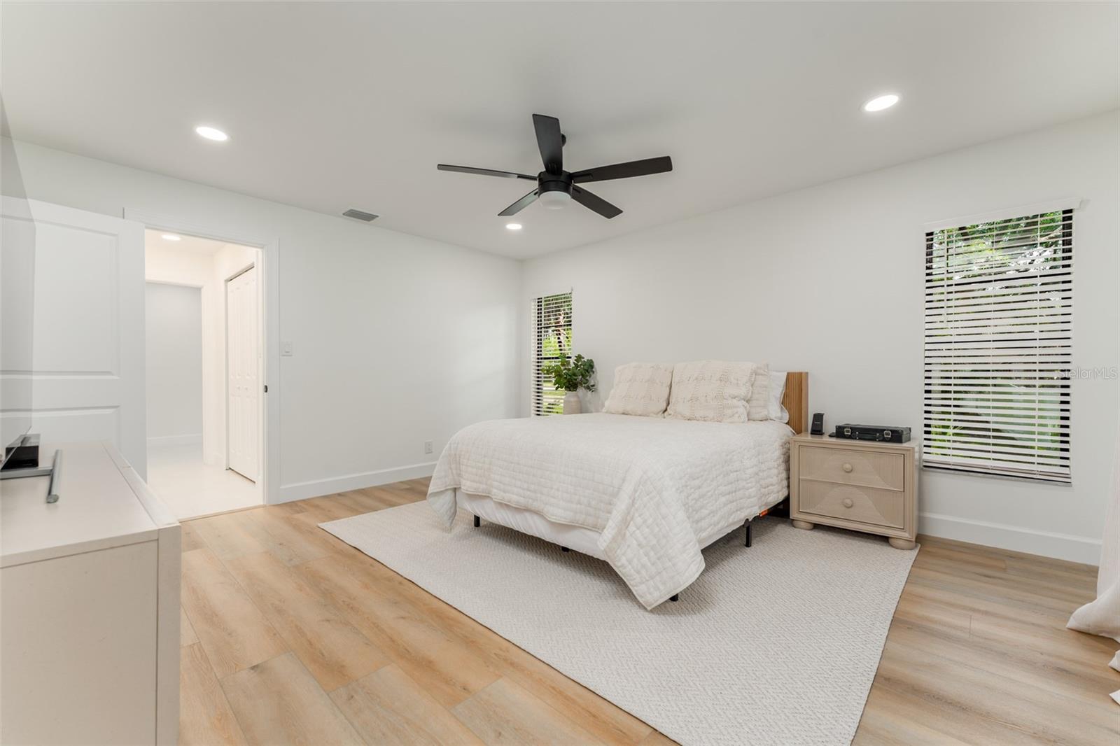 950 WAVERLY ST — photo 15