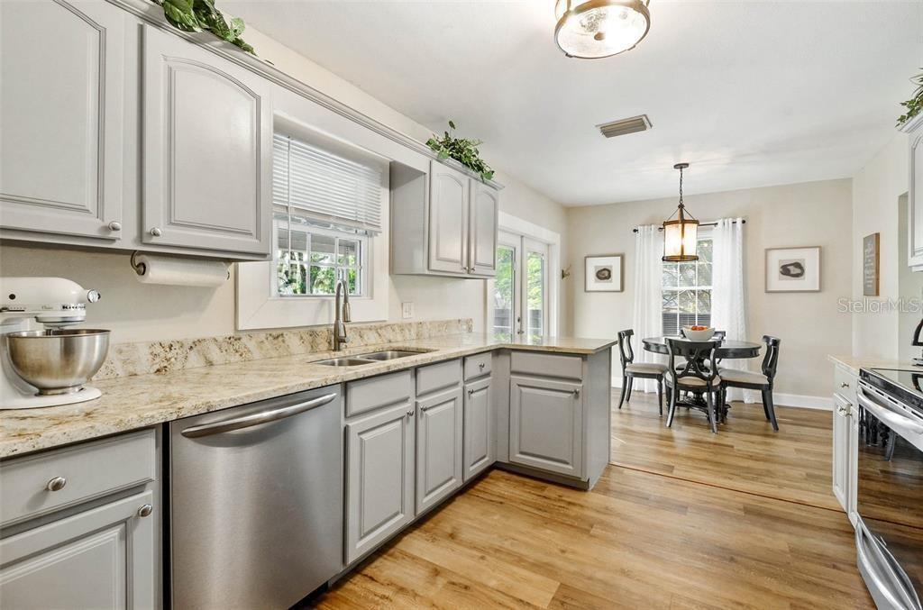 1002 W INDIANA AVE — photo 12