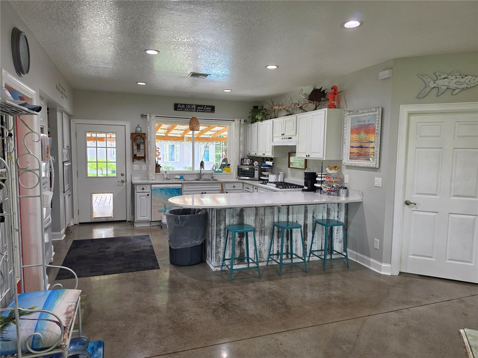 390 HENDERSON AVE — photo 10