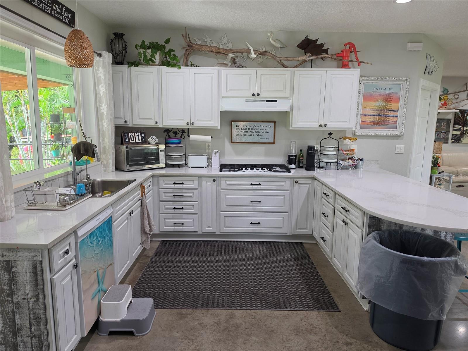 390 HENDERSON AVE — photo 12