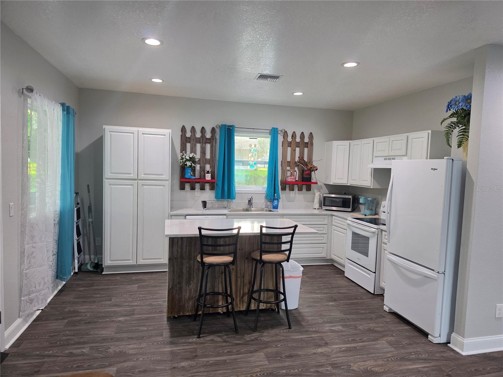 390 HENDERSON AVE — photo 37