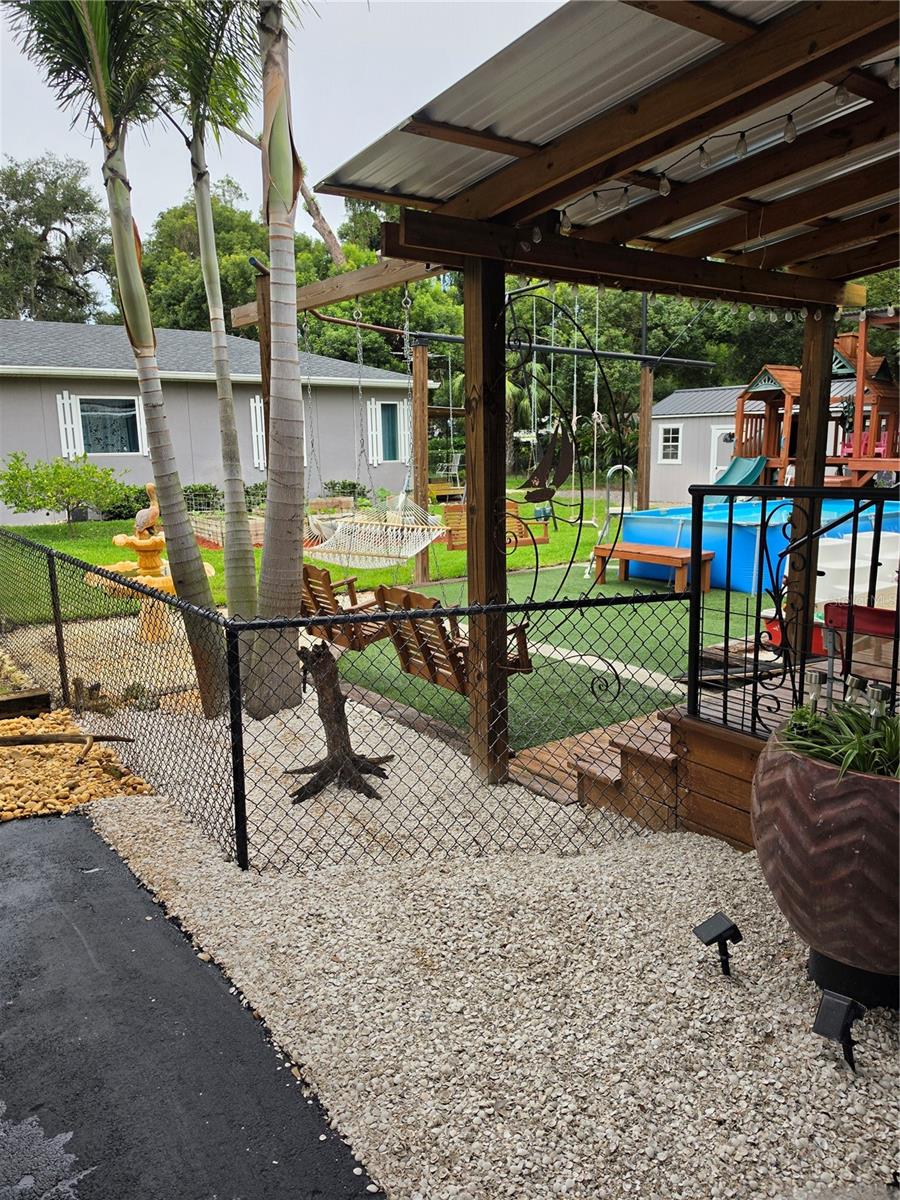 390 HENDERSON AVE — photo 13