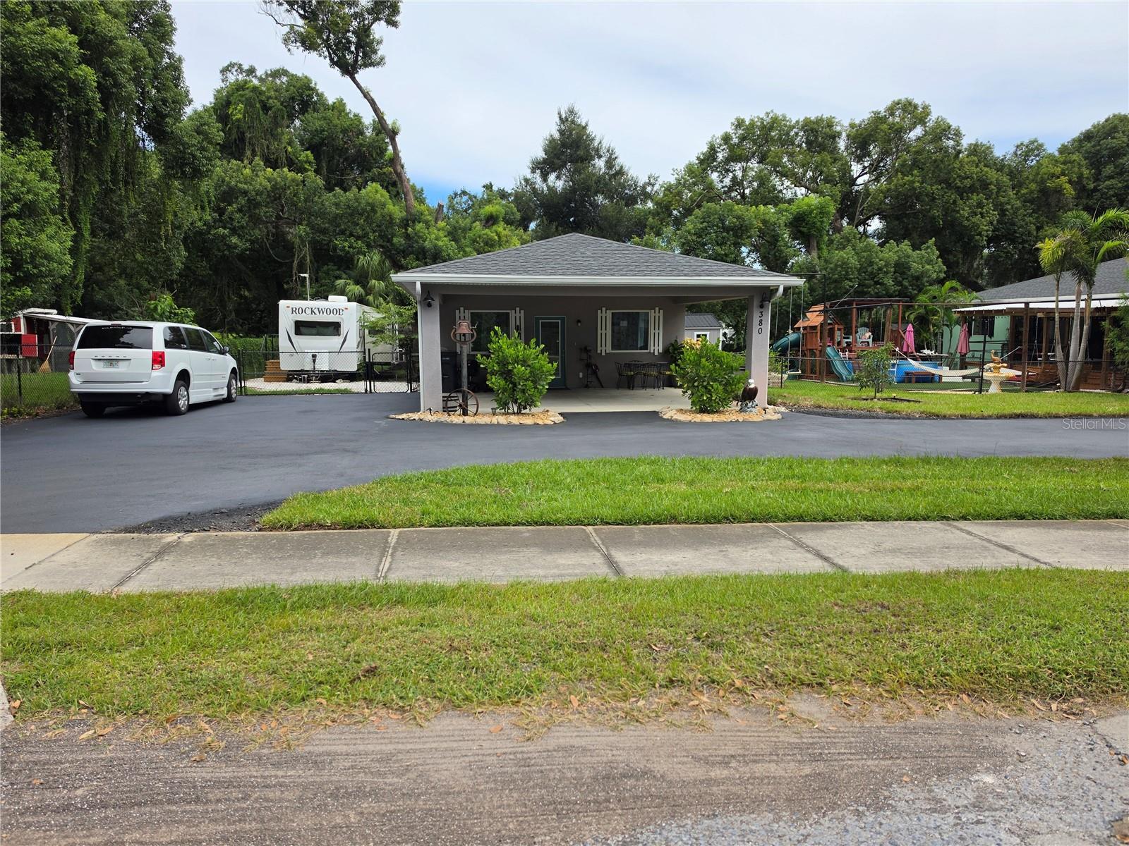 390 HENDERSON AVE — photo 3