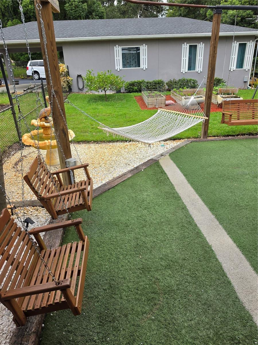 390 HENDERSON AVE — photo 15