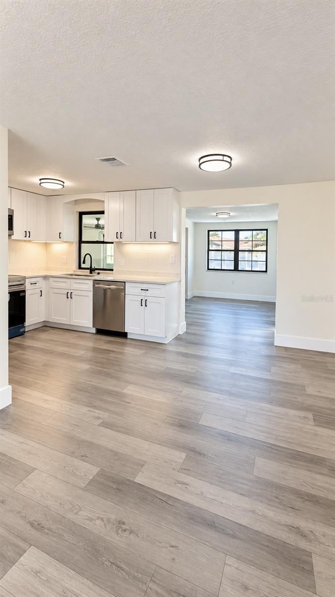 3708 HOLIDAY LAKE DR — photo 6