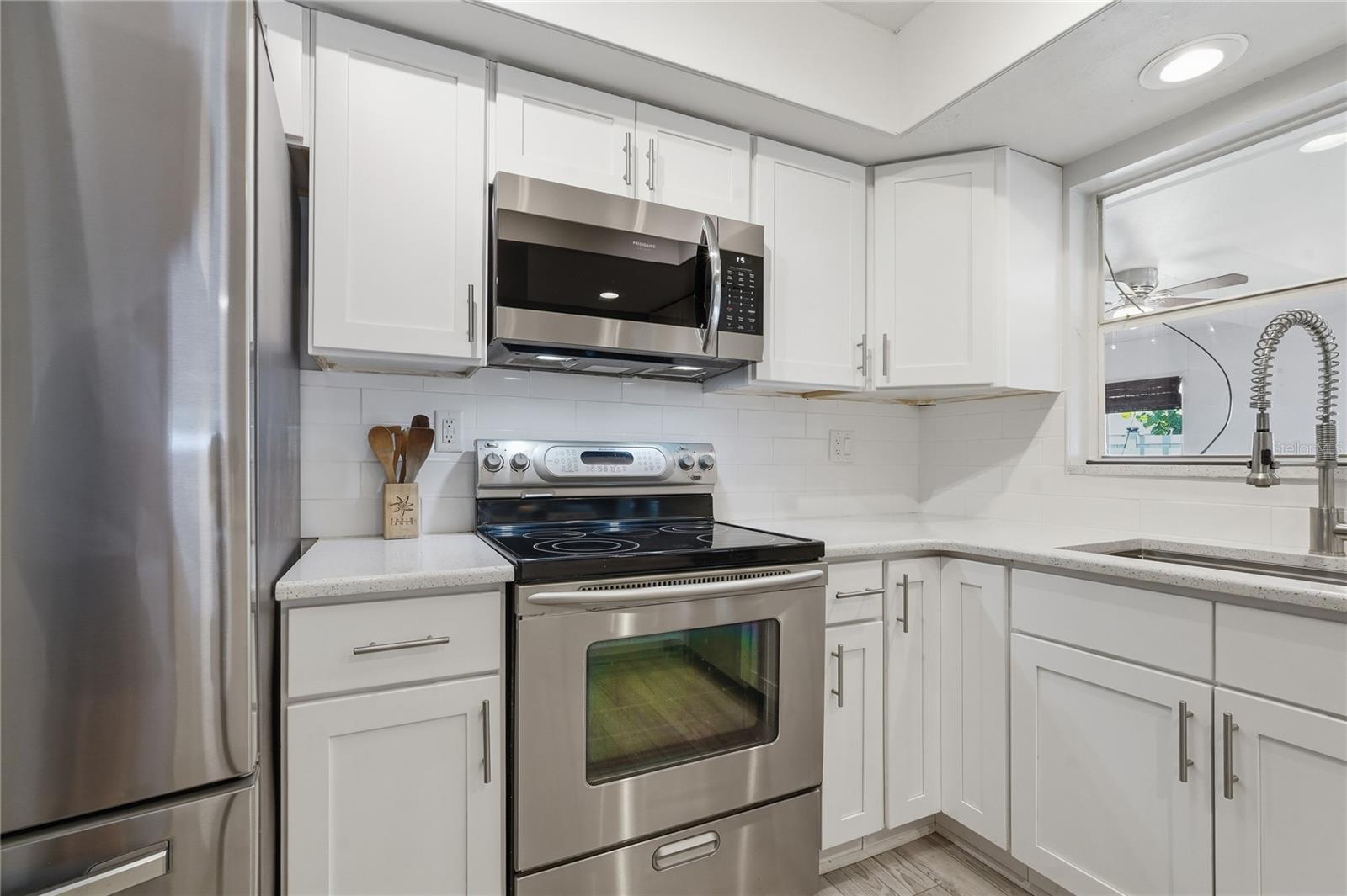 1634 DALE CIR N — photo 10