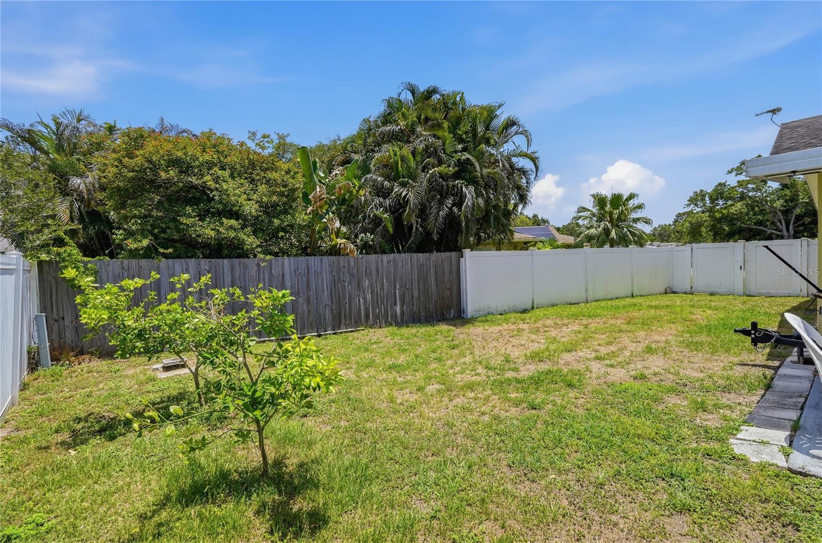 1634 DALE CIR N — photo 32