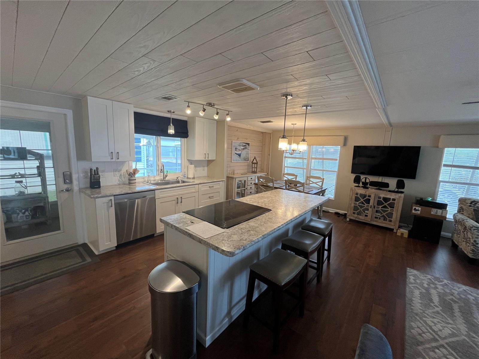 623 CERVINA DR — photo 22