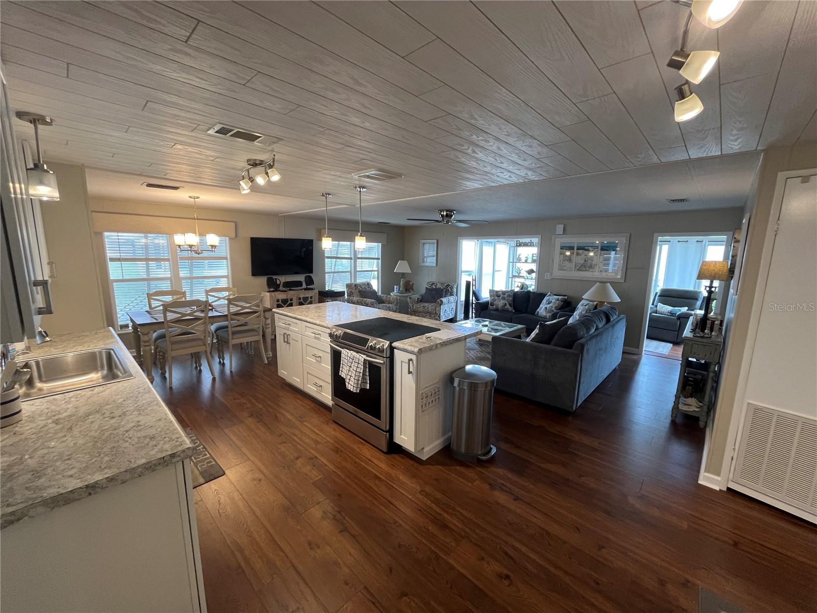 623 CERVINA DR — photo 24