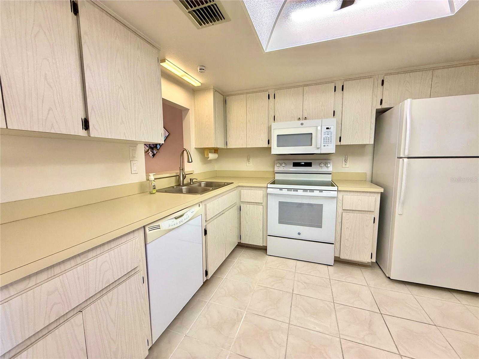 10816 LAQUINTA DR — photo 3