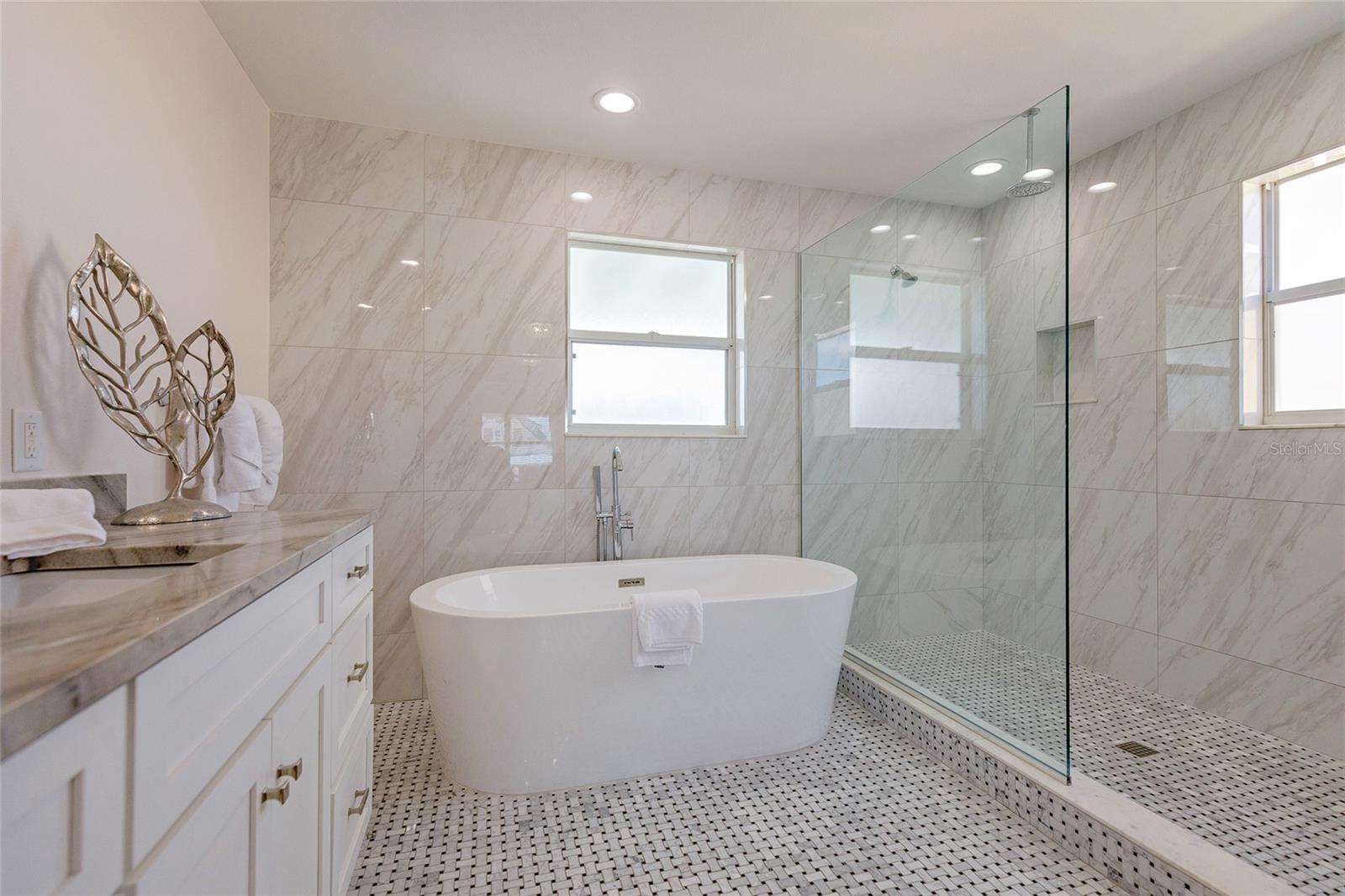 607 S BAY BLVD — photo 32