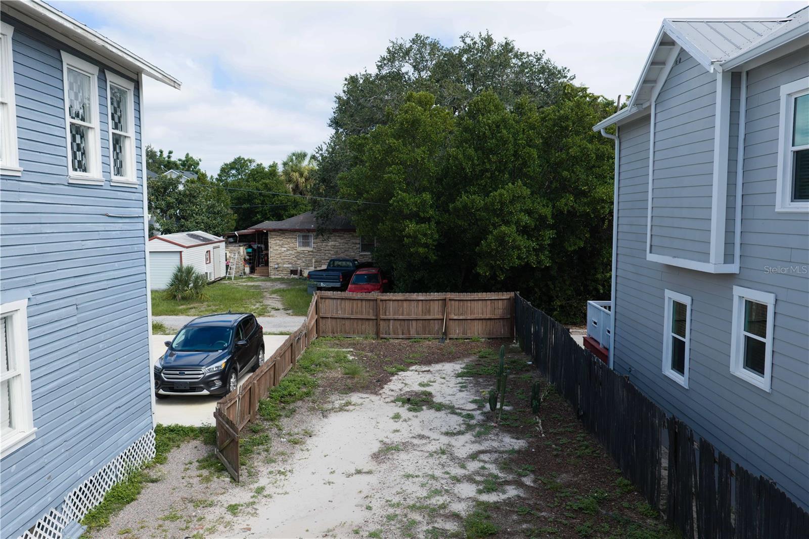 1912 E COLUMBUS DR — photo 2
