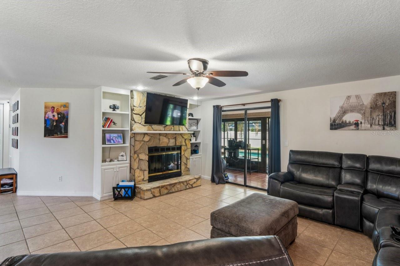 583 LONGWOOD CT — photo 8
