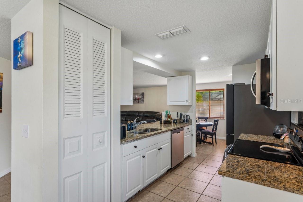 583 LONGWOOD CT — photo 38