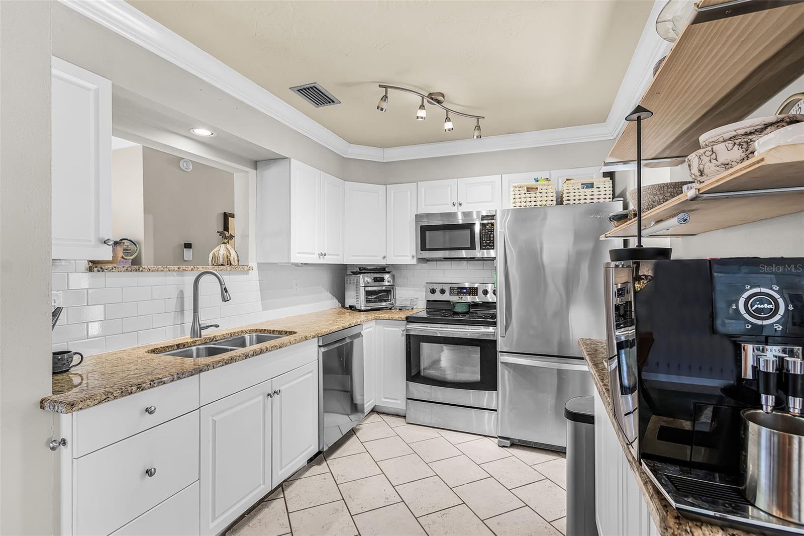 2138 TEMPLE ST — photo 8