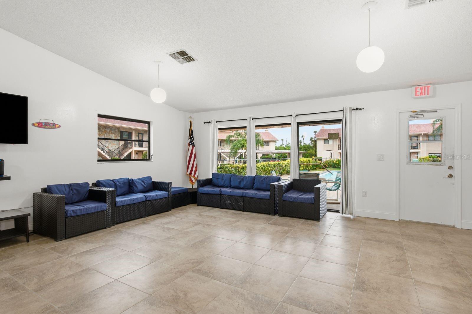 9960 EAGLES POINT CIR #4 — photo 36