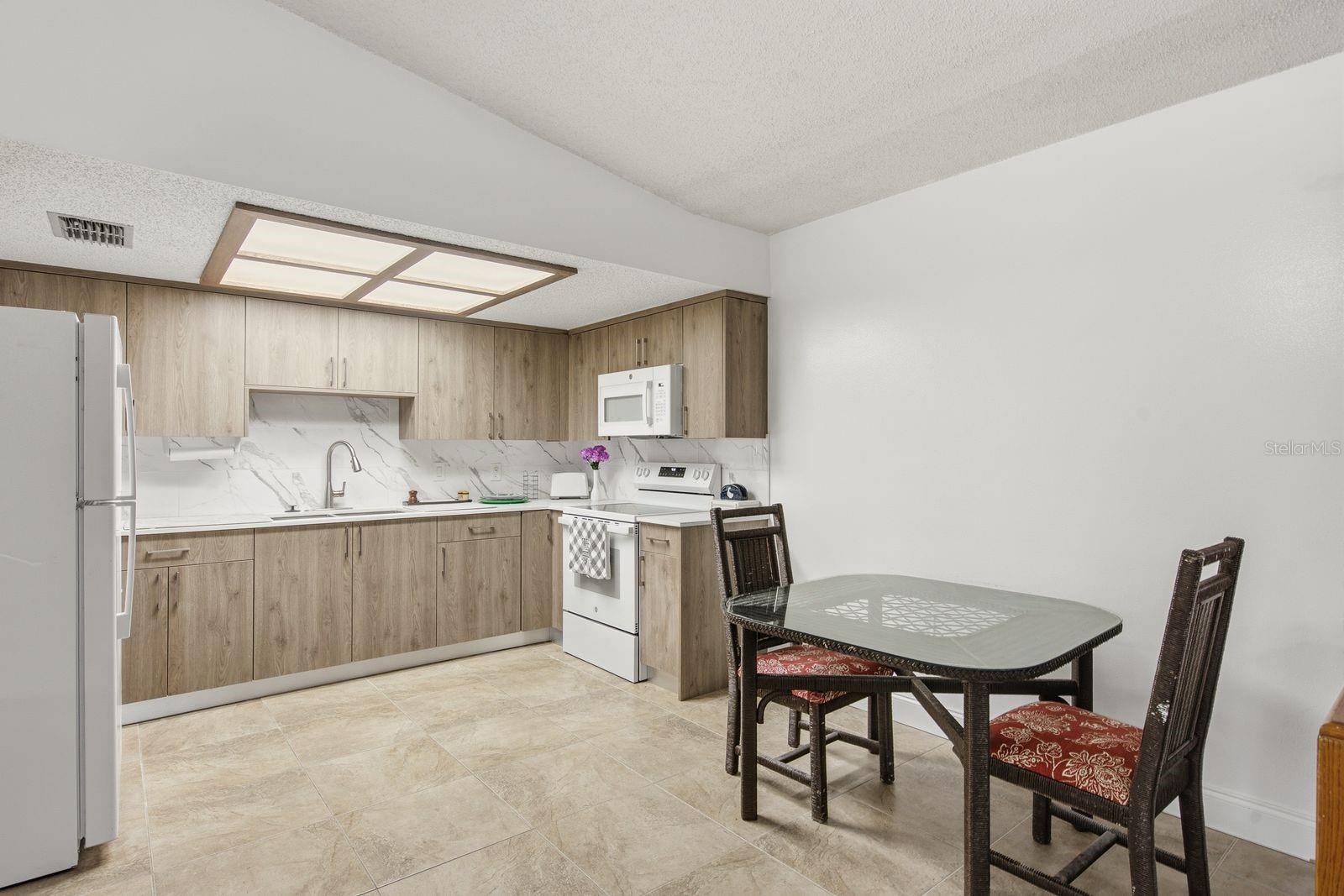 9960 EAGLES POINT CIR #4 — photo 38